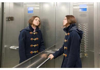 Por que a maioria dos elevadores possuem espelhos?