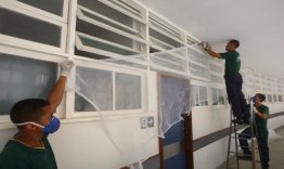 Hospital com pacientes de febre amarela est com tela para mosquito rasgada.